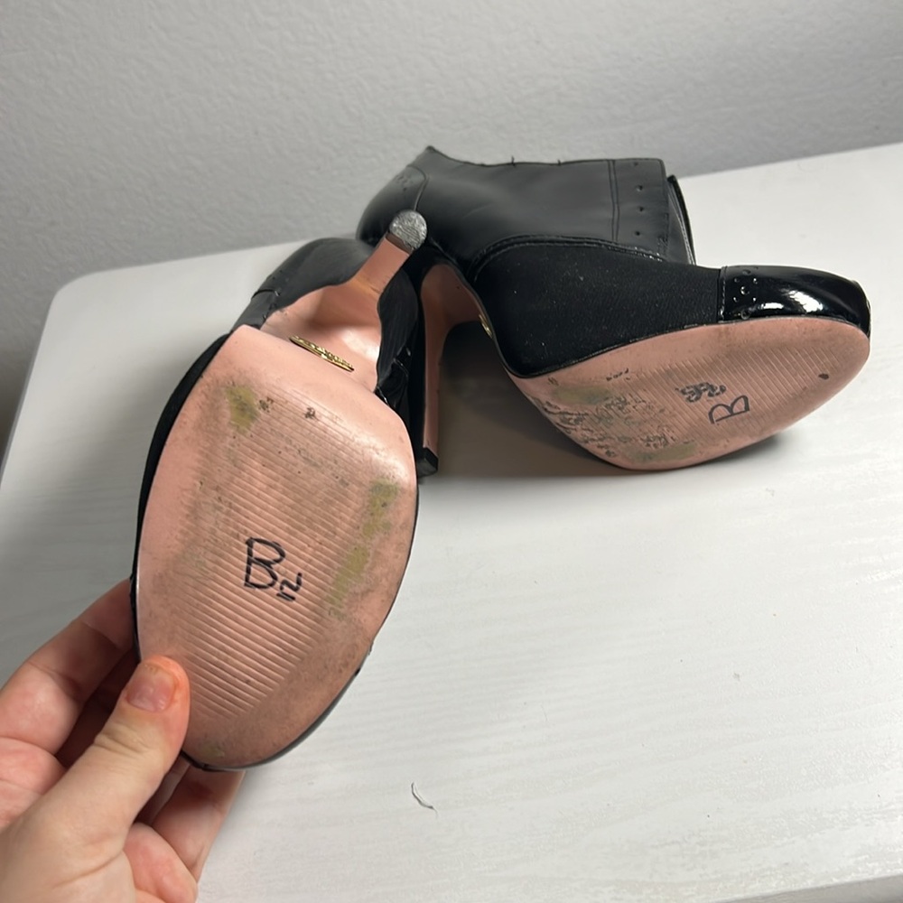 BETSEY JOHNSON DERRBY BLACK PATENT LEATHER 5" HEELS - Picture 10 of 12